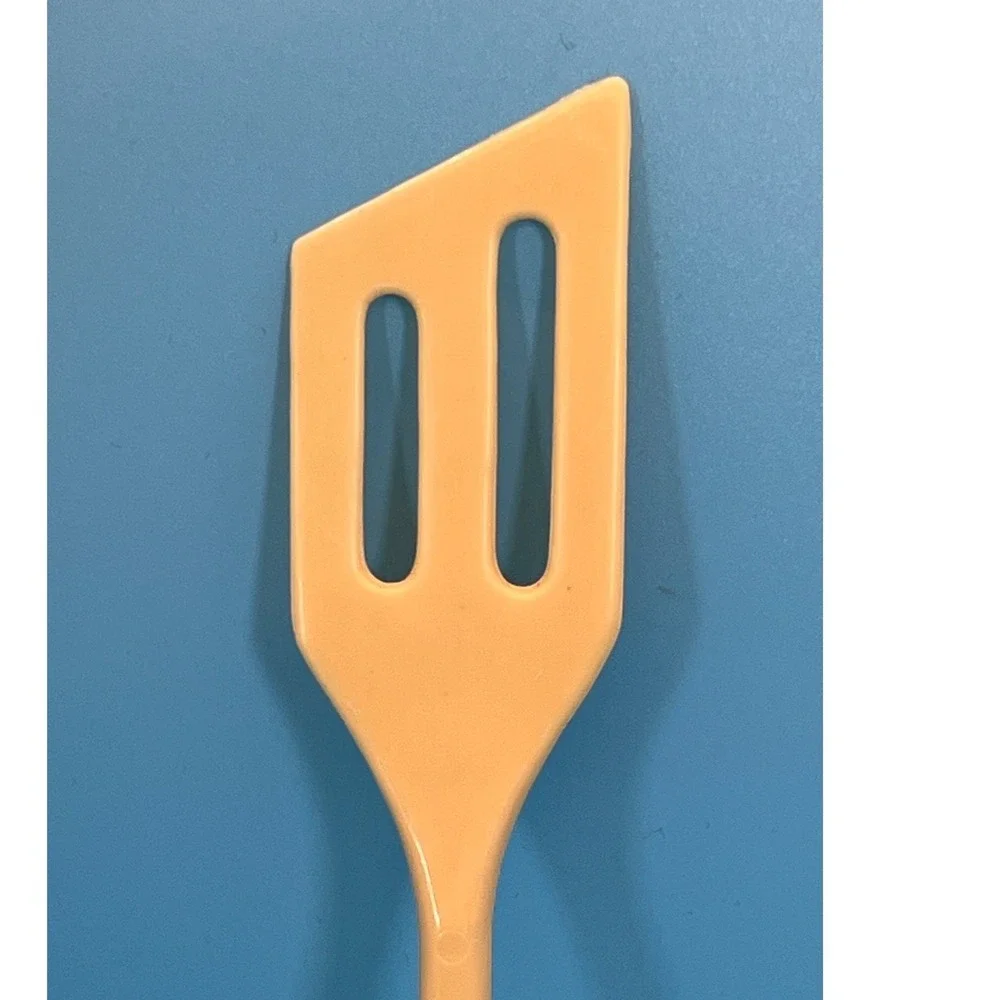 VTG Slotted Angled Slim‎ Spatula Turner Cream Plastic Kitchen Utensil MCM Retro